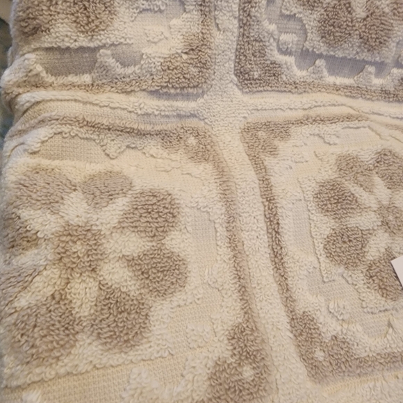 Caro Set of 2 Bath Towels Cream Beige White Medallions Abstract Orko Tex Plush - Picture 4 of 4